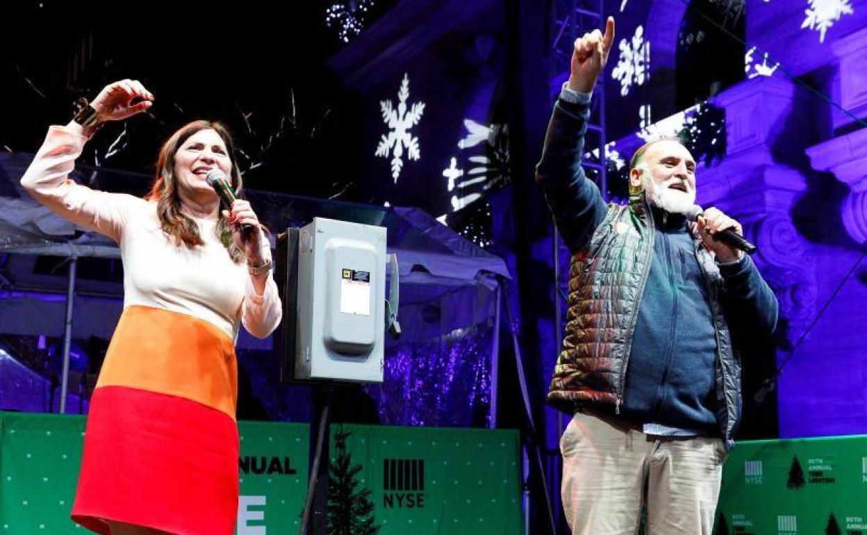 José Andrés encendiendo el árbol de la Bolsa de Nueva York.