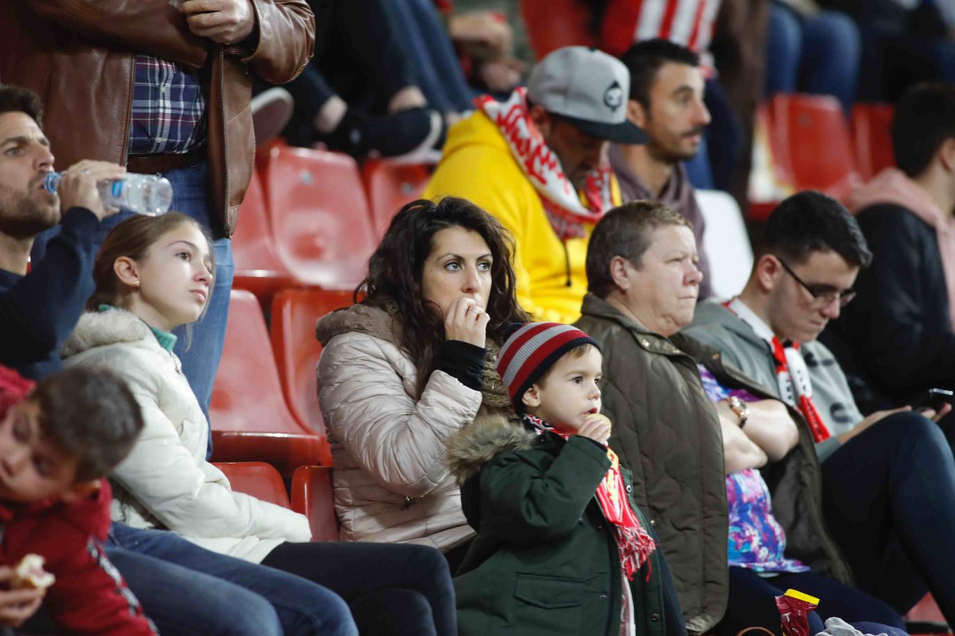 Fotos: ¿Estuviste en el Sporting - Ponferradina? ¡Búscate!