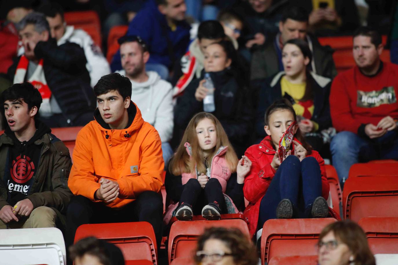 Fotos: ¿Estuviste en el Sporting - Ponferradina? ¡Búscate!