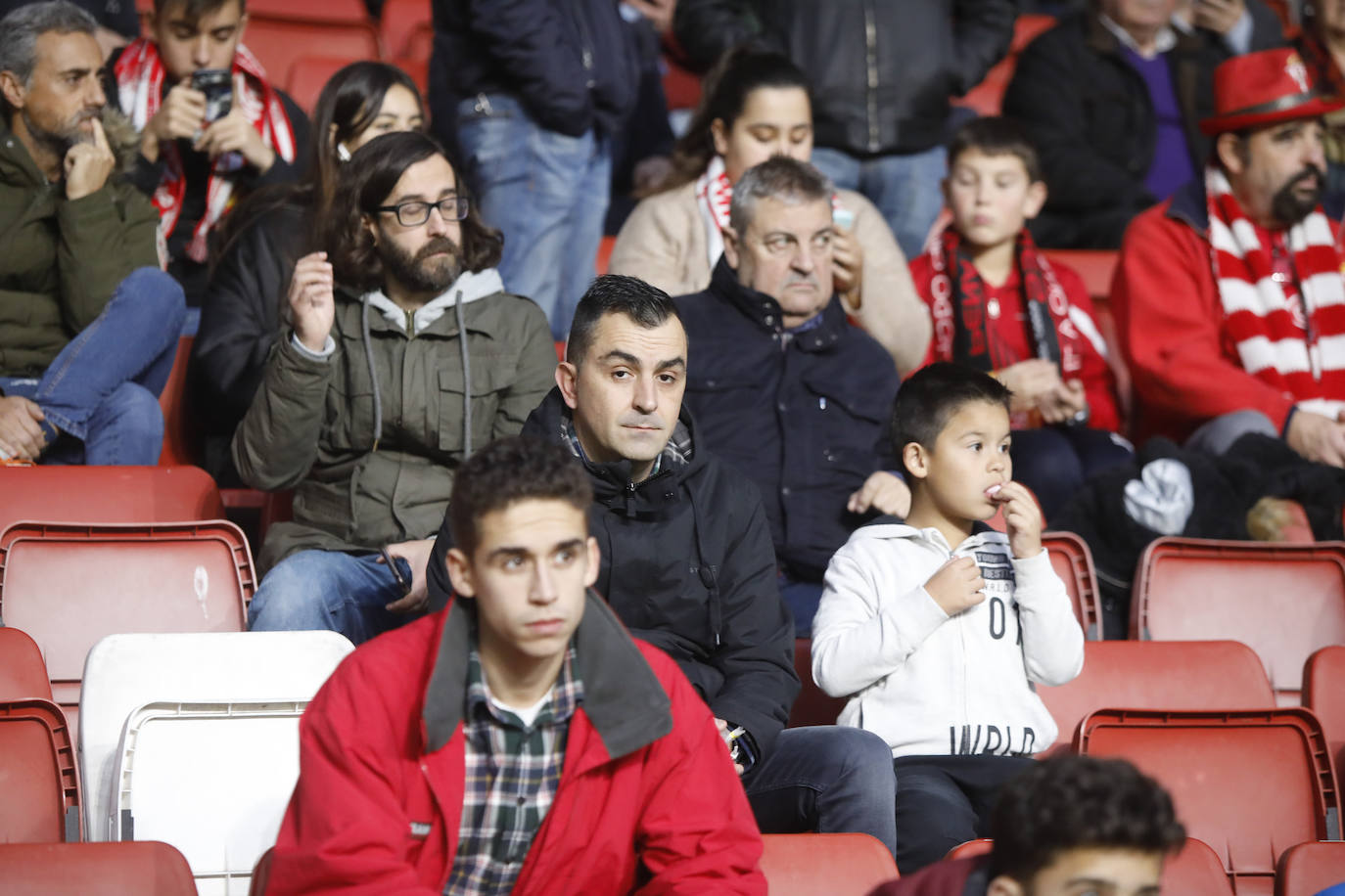 Fotos: ¿Estuviste en el Sporting - Ponferradina? ¡Búscate!