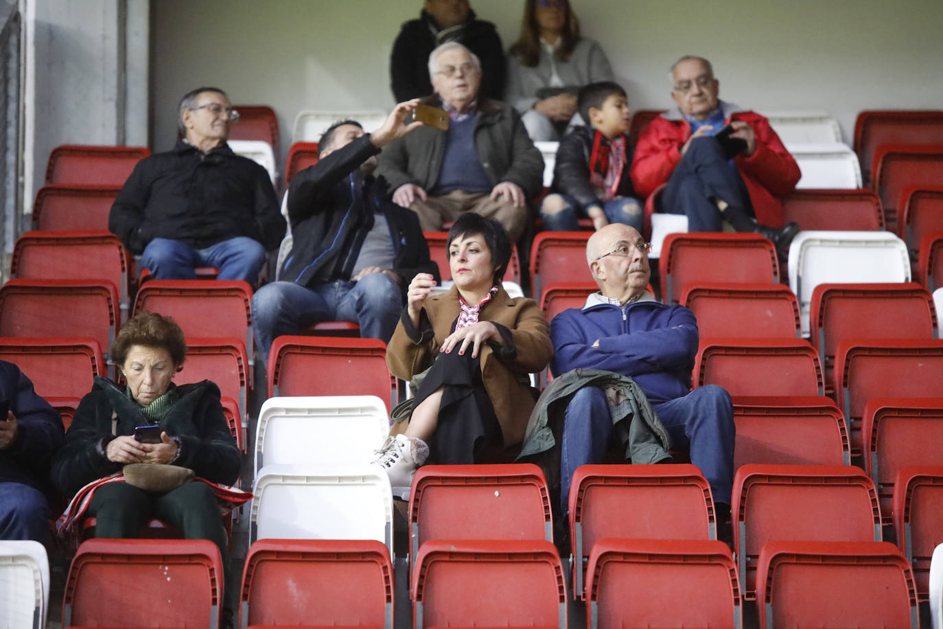 Fotos: ¿Estuviste en el Sporting - Ponferradina? ¡Búscate!