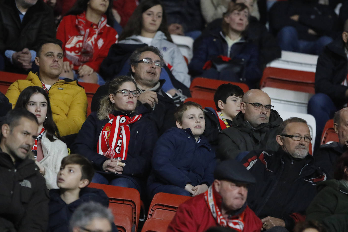 Fotos: ¿Estuviste en el Sporting - Ponferradina? ¡Búscate!