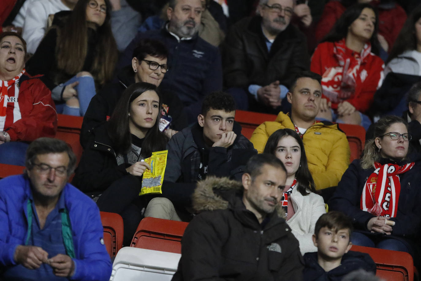 Fotos: ¿Estuviste en el Sporting - Ponferradina? ¡Búscate!