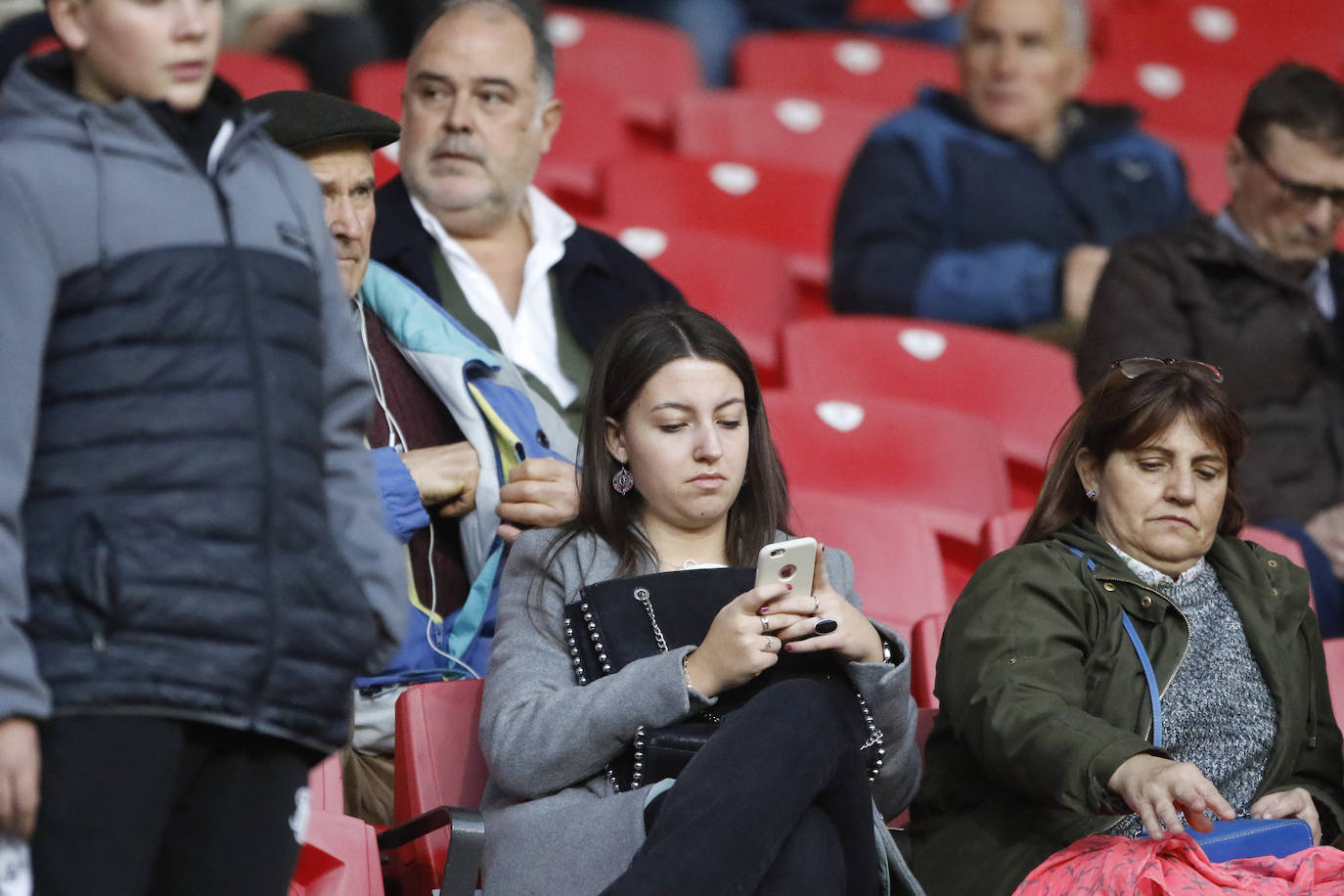 Fotos: ¿Estuviste en el Sporting - Ponferradina? ¡Búscate!