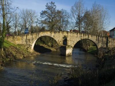 Colloto. De origen romano y sobre el Nora, está cerca del límite entre Siero y Oviedo.