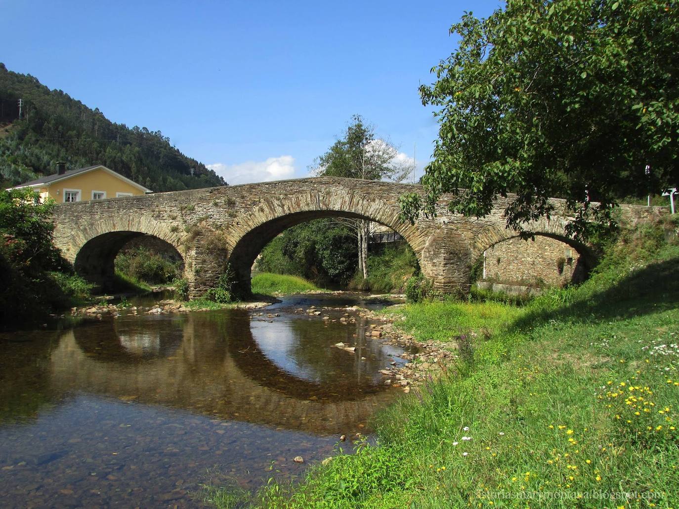 Piantón. En Vegadeo. Llamado puente romano, data de 1844.