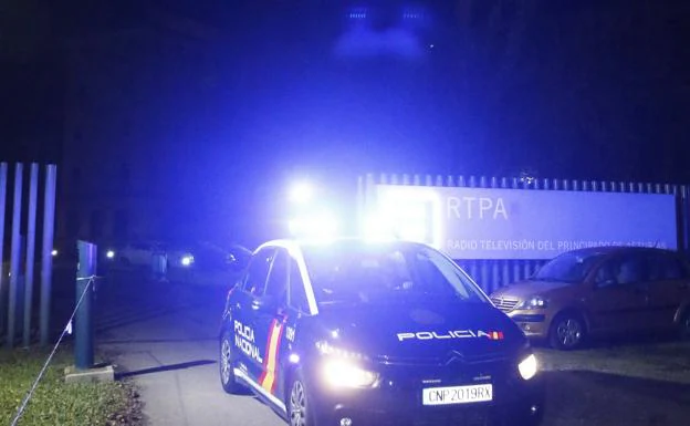 Un coche de Policía a la salida de la zona donde cayó la joven. 