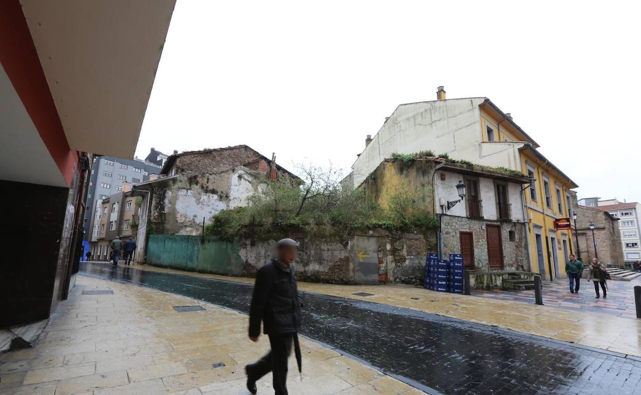 Zona en la que suele tirar la basura el vecino de Avilés.