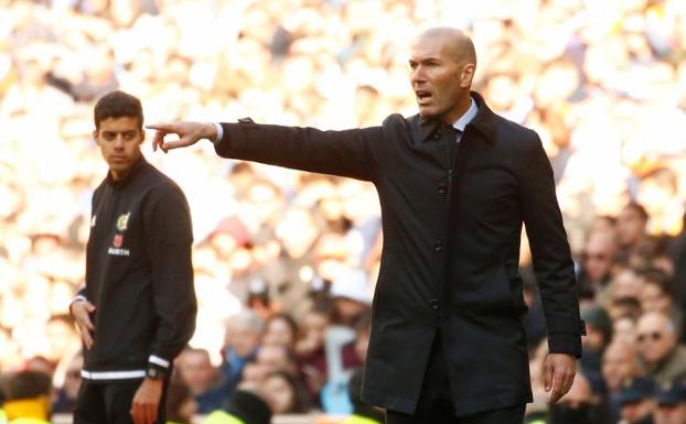 Zidane da indicaciones durante el partido ante el Espanyol. 