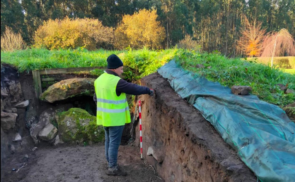Un operario municipal, durante los trabajos de estabilización. 