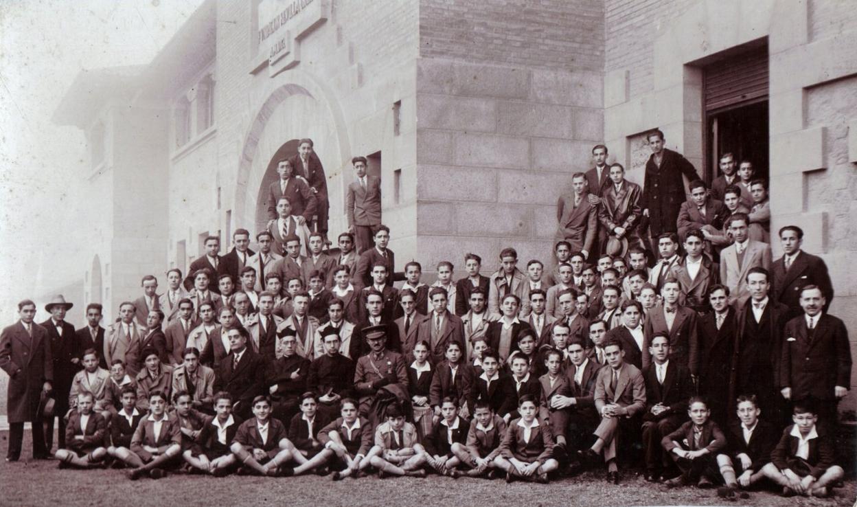 Grupo de alumnos y profesores fundadores, en el curso 1929-1930, ante la fachada del centro. 