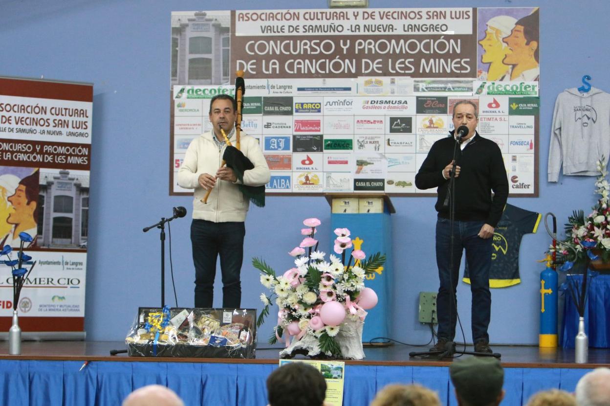 Ricardo Balmori, durante su actuación, junto con Valentín Fuente a la gaita. 