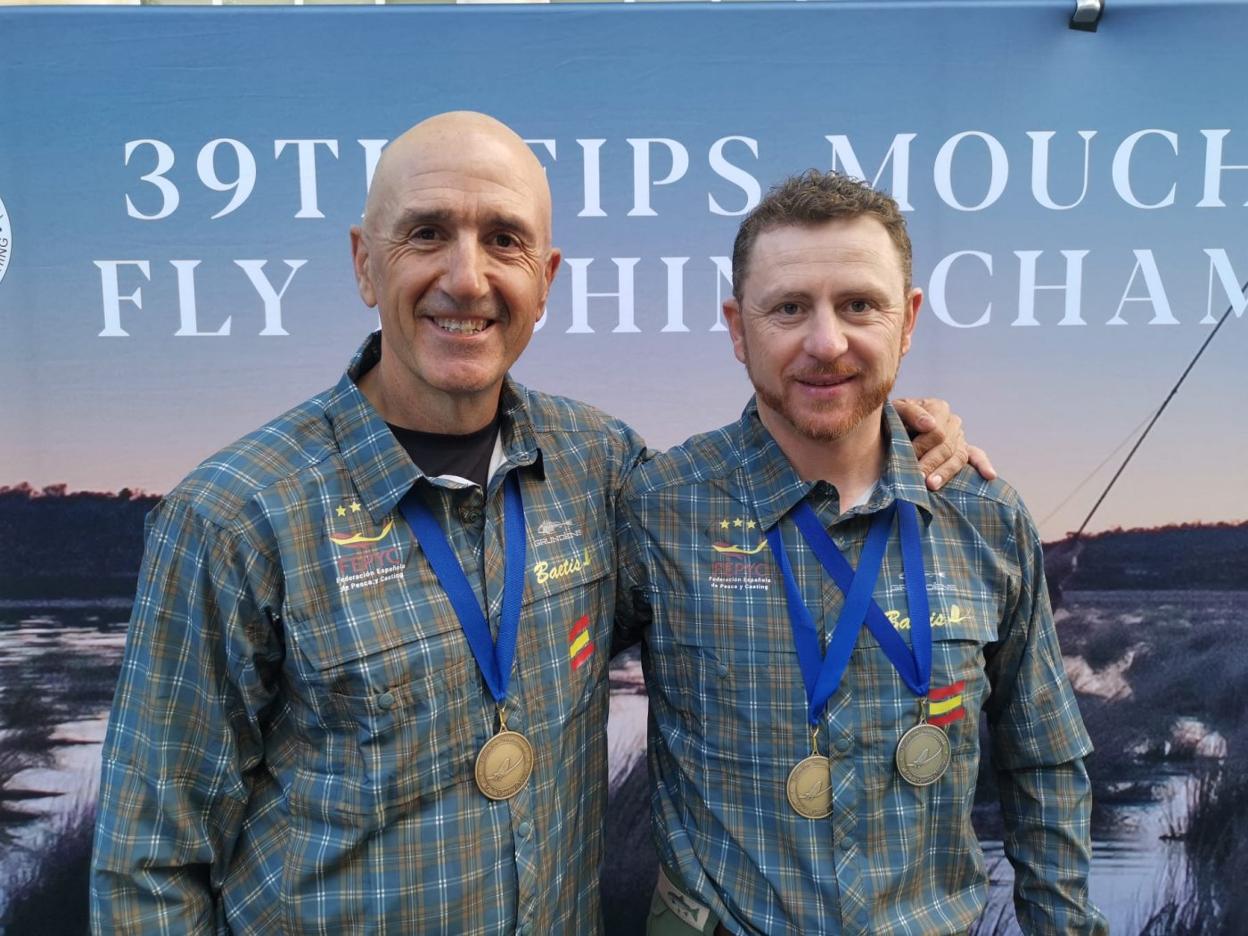 Los pescadores del Río Piloña, con sus medallas en Australia. 