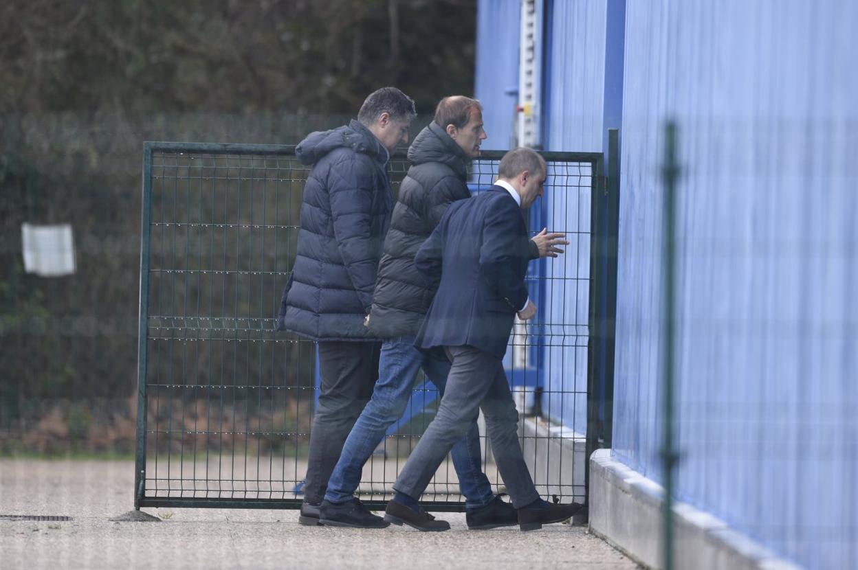 Arnau entra a la zona de vestuarios en El Requexón acompañado por César Martín y Fernando Corral. 