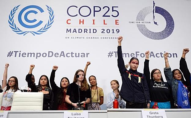Greta Thunberg, en el centro, junto a otros jóvenes activistas en la COP25.