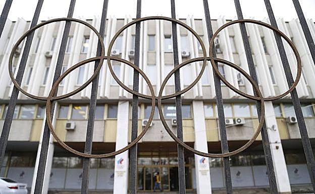 Entrada a la sede del Comité Olímpico ruso y la Federación Rusa de Atletismo en Moscú. 