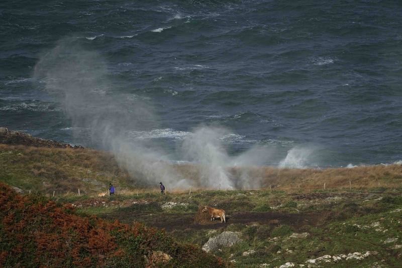 Los bufones de Pría han sido uno de los lugares de Asturias más frecuentados este puente de diciembre. Hasta este bonito rincón de Llanes se acercaron muchos asturianos y multitud de visitantes para presenciar el espectacular paisaje y el imponente rugir de los bufones en pleno paso del temporal. Un impresionante fenómeno de la naturaleza que nos ha dejado imágenes como estas. 