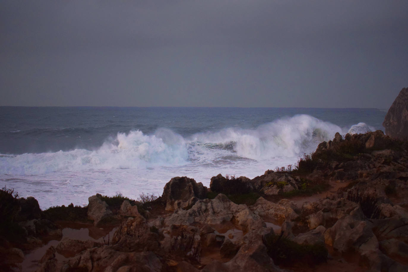 Los bufones de Pría han sido uno de los lugares de Asturias más frecuentados este puente de diciembre. Hasta este bonito rincón de Llanes se acercaron muchos asturianos y multitud de visitantes para presenciar el espectacular paisaje y el imponente rugir de los bufones en pleno paso del temporal. Un impresionante fenómeno de la naturaleza que nos ha dejado imágenes como estas. 