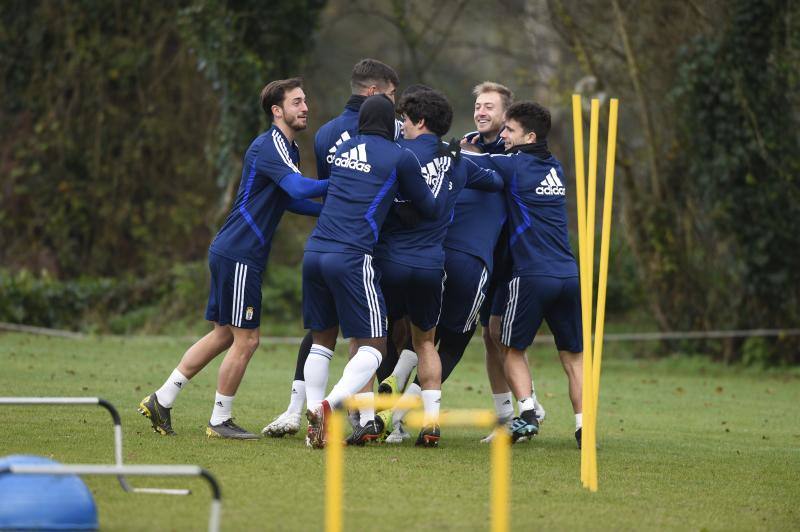 Los jugadores del Real Oviedo han entrenado este martes para tratar de continuar con la buena racha de victorias 