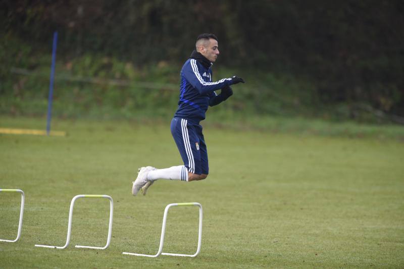 Los jugadores del Real Oviedo han entrenado este martes para tratar de continuar con la buena racha de victorias 