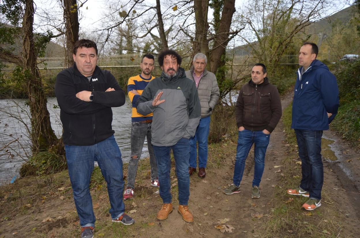 Los pescadores Eduardo López, Román Herrero, Gonzalo Fernández,Juan Manuel Rodríguez, Marcelino Ruiz y Rubén Vidal, en el refugio de Las Mestas. 