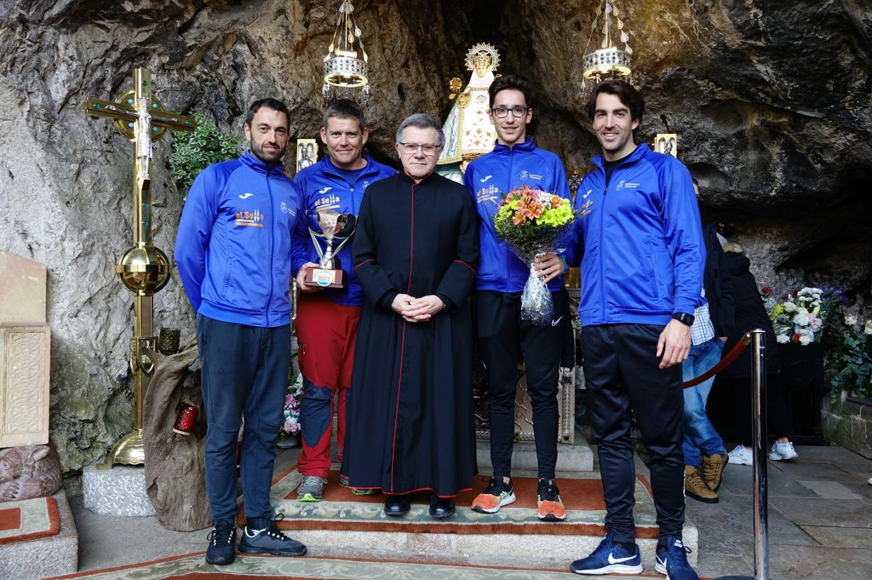 Los piragüistas, con la Santina y el abad.