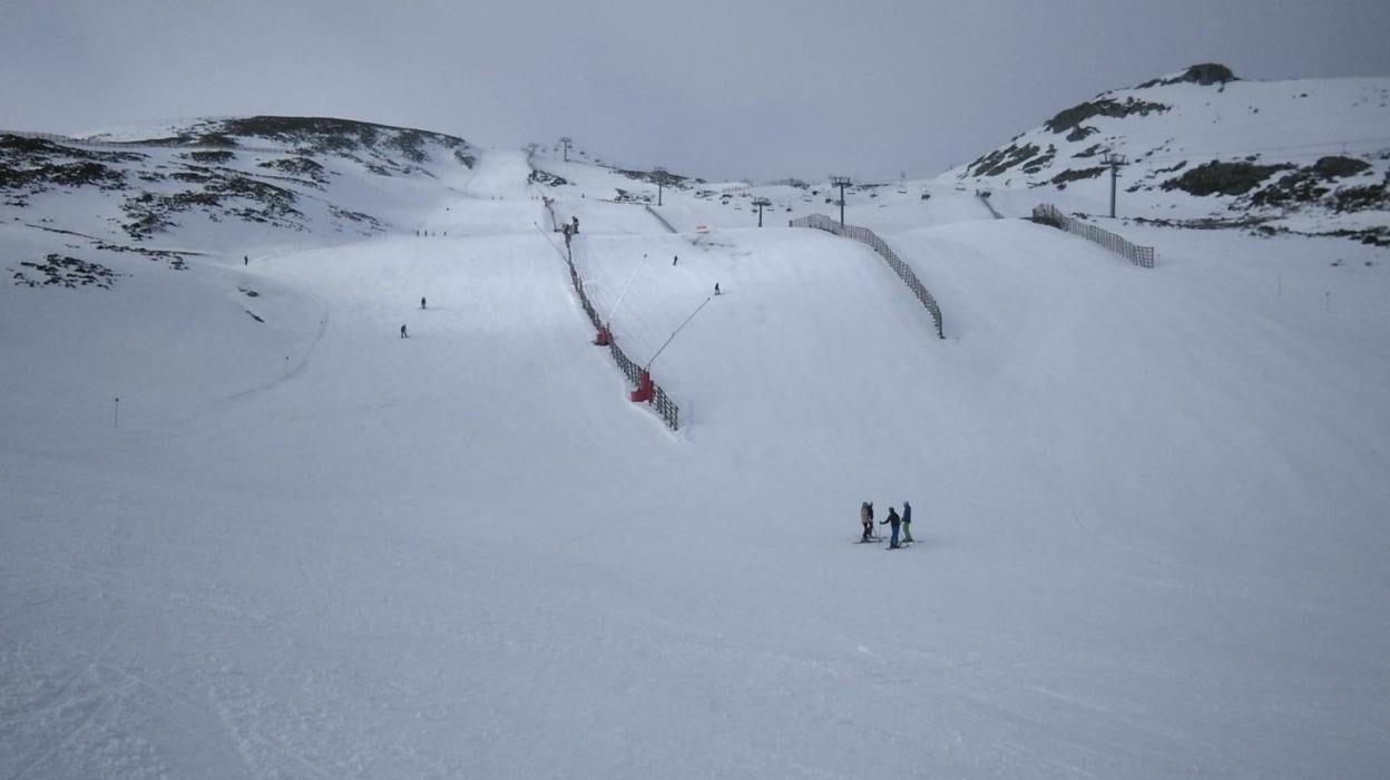 Vista de la zona alta de la estación invernal de Valgrande-Pajares durante la jornada de ayer, cuando apareció la lluvia. 