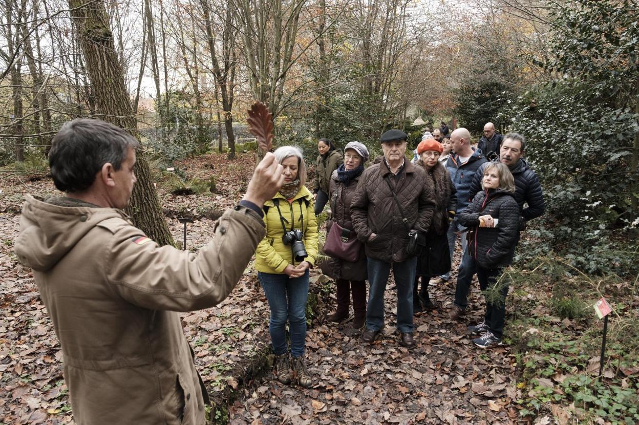El guía Xicu González, en su visita guiada. 