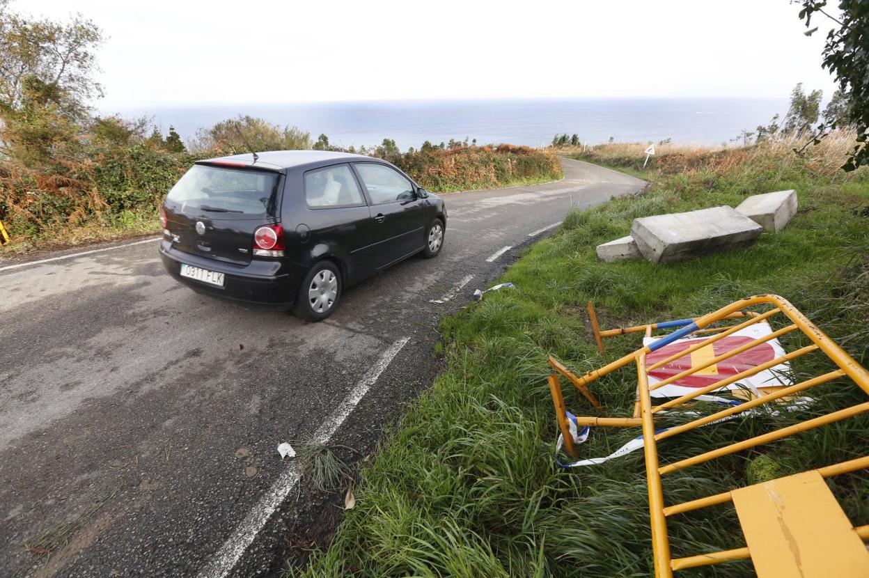 Un coche circula por la carretera de acceso a la playa, a la altura de donde fue cortada. 