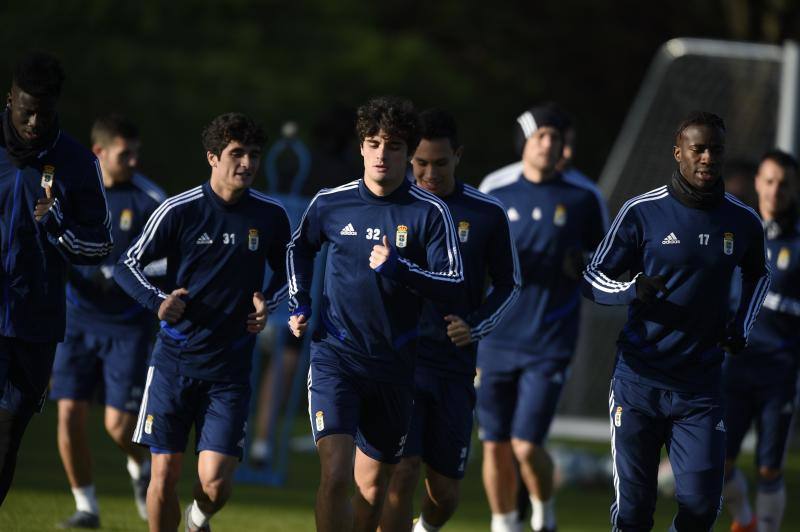 Los jugadores del Real Oviedo han preparado este miércoles el partido que disputarán el próximo domingo contra el Cádiz en el Carlos Tartiere. 