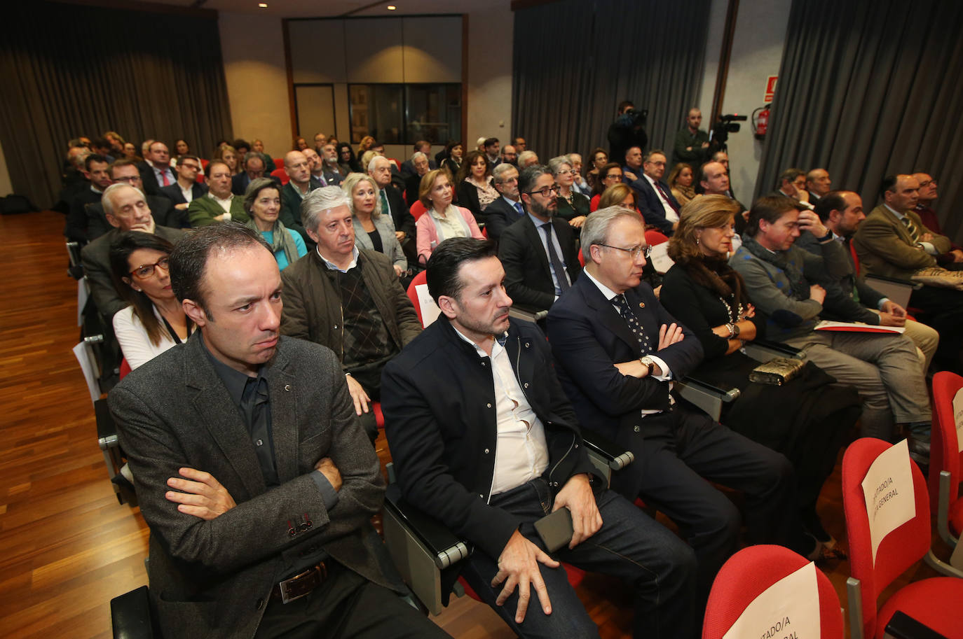 La Cámara de Comercio de Oviedo entregó este miércoles la Medalla de Oro a la Fundación Ópera de Oviedo. 