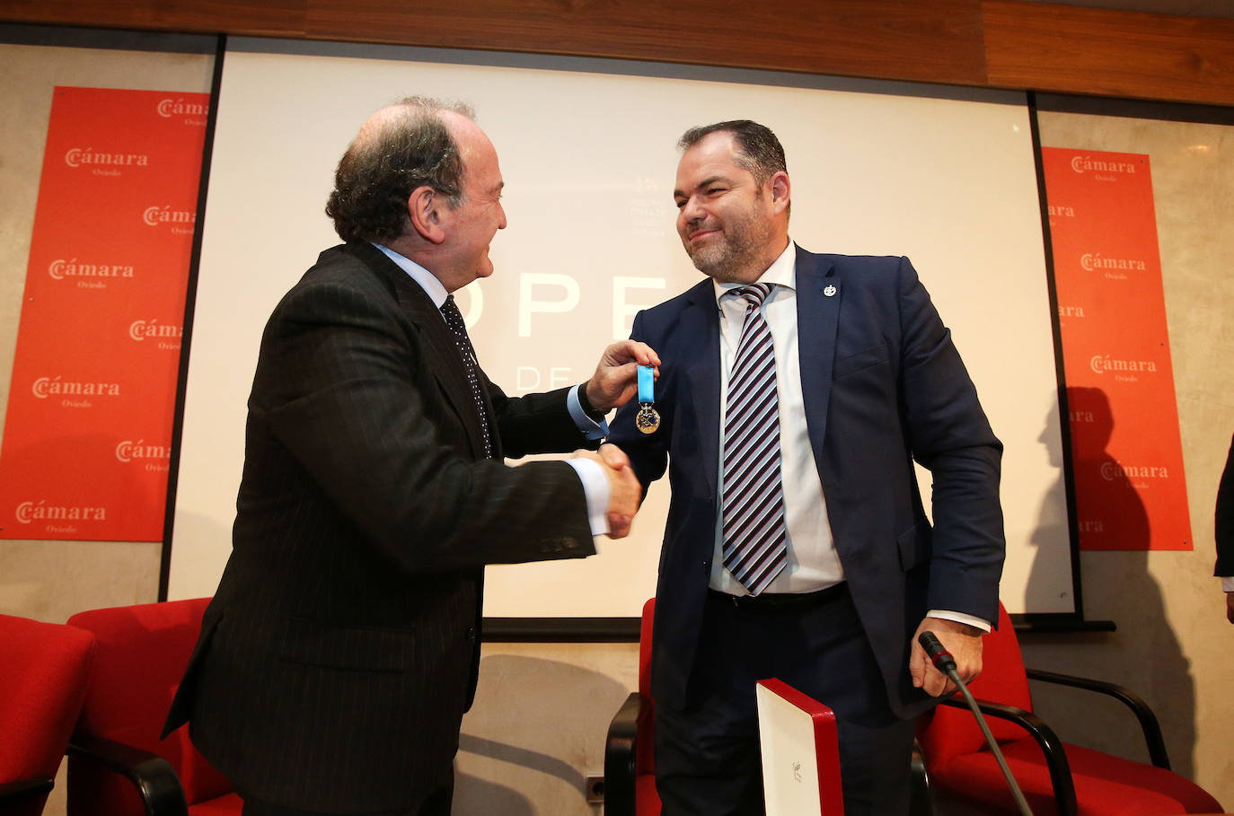 La Cámara de Comercio de Oviedo entregó este miércoles la Medalla de Oro a la Fundación Ópera de Oviedo. 