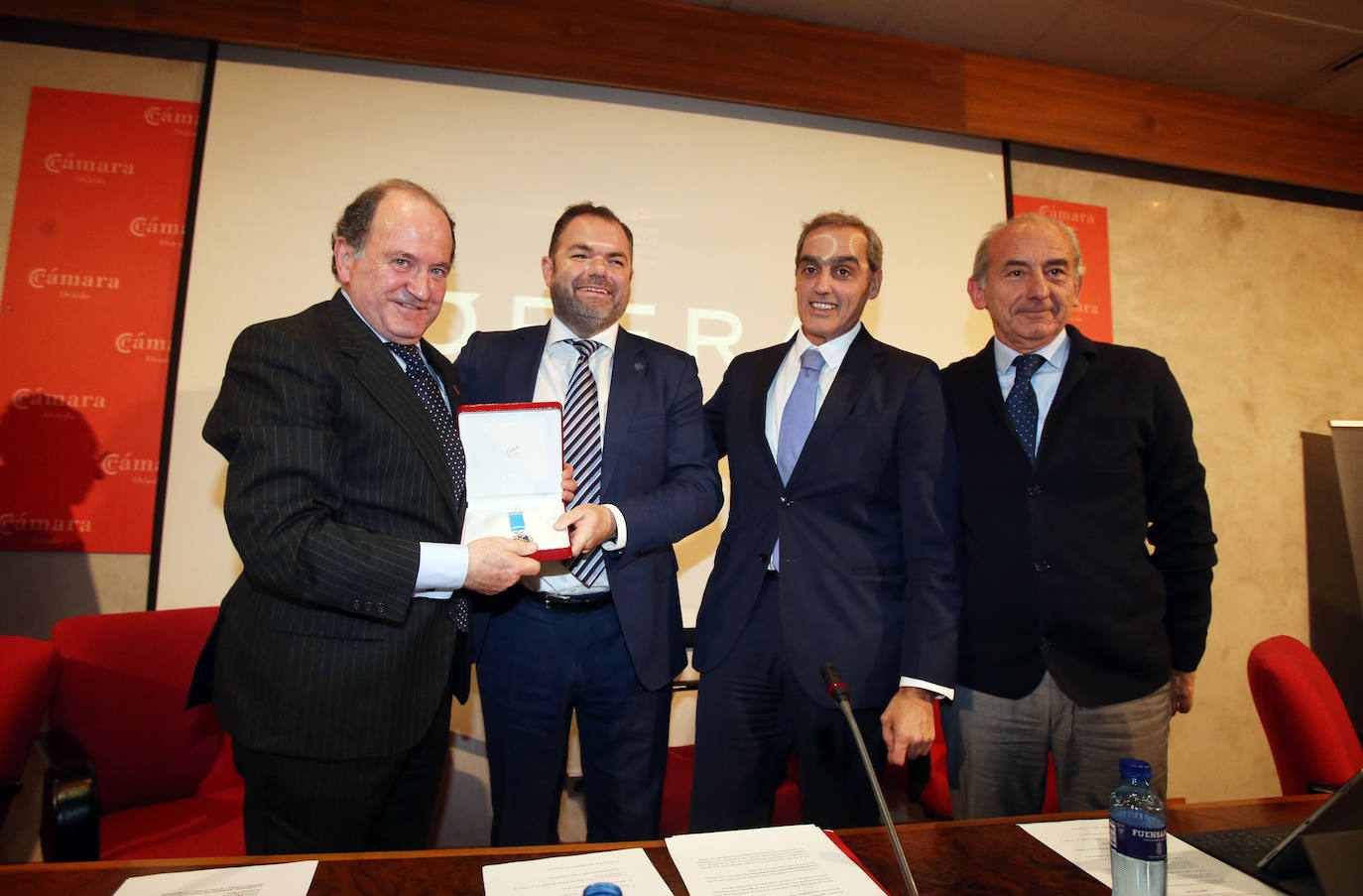 La Cámara de Comercio de Oviedo entregó este miércoles la Medalla de Oro a la Fundación Ópera de Oviedo. 