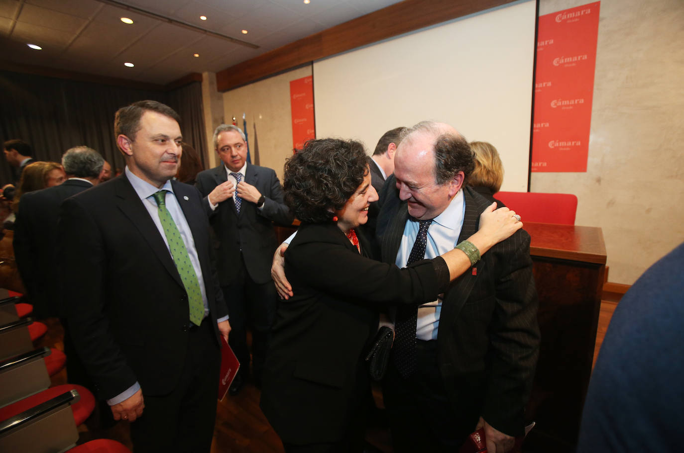 La Cámara de Comercio de Oviedo entregó este miércoles la Medalla de Oro a la Fundación Ópera de Oviedo. 