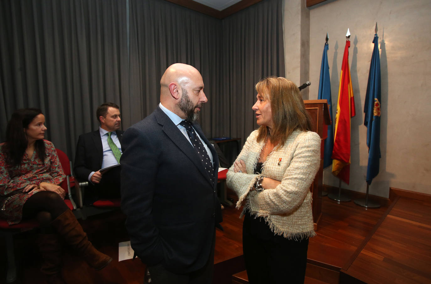 La Cámara de Comercio de Oviedo entregó este miércoles la Medalla de Oro a la Fundación Ópera de Oviedo. 