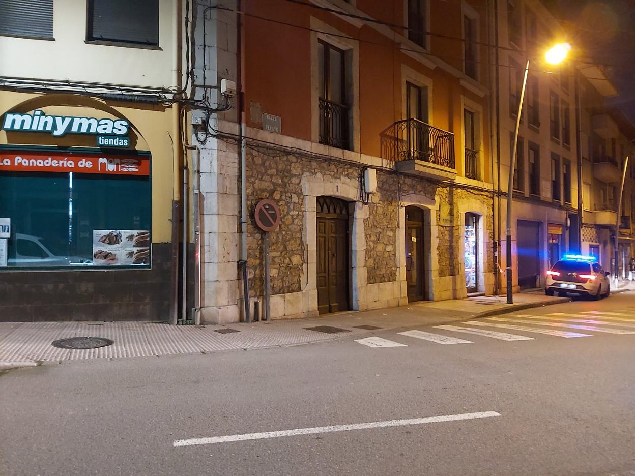 Establecimiento afectado, en la calle principal de Infiesto. 