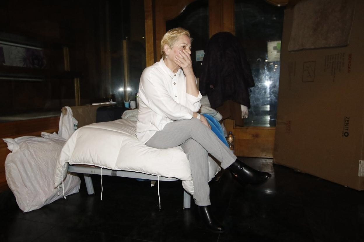 Reyes Mercado, sentada en el colchón ubicado en el rellano de un antiguo comercio de la avenida de la Costa. 