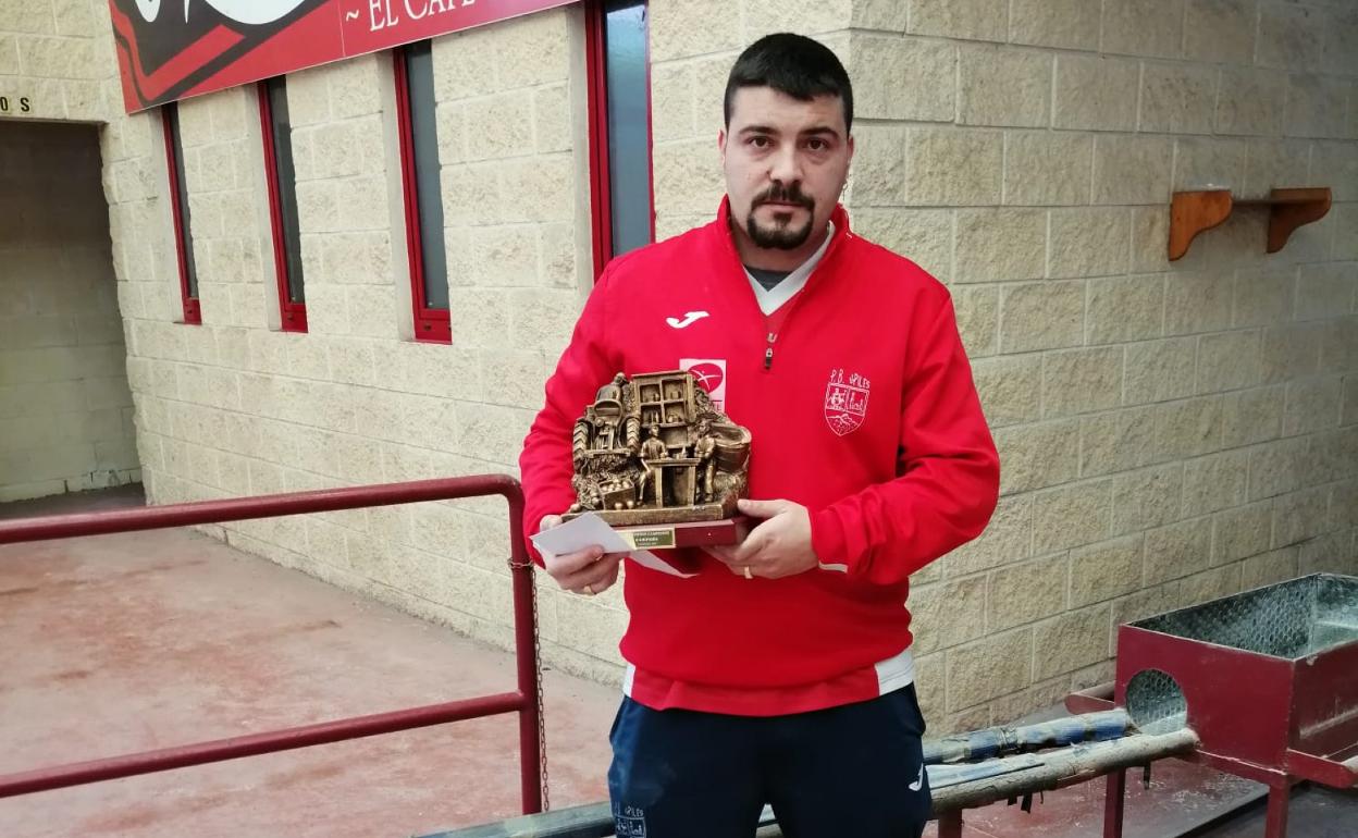 Alejandro, con su trofeo. 