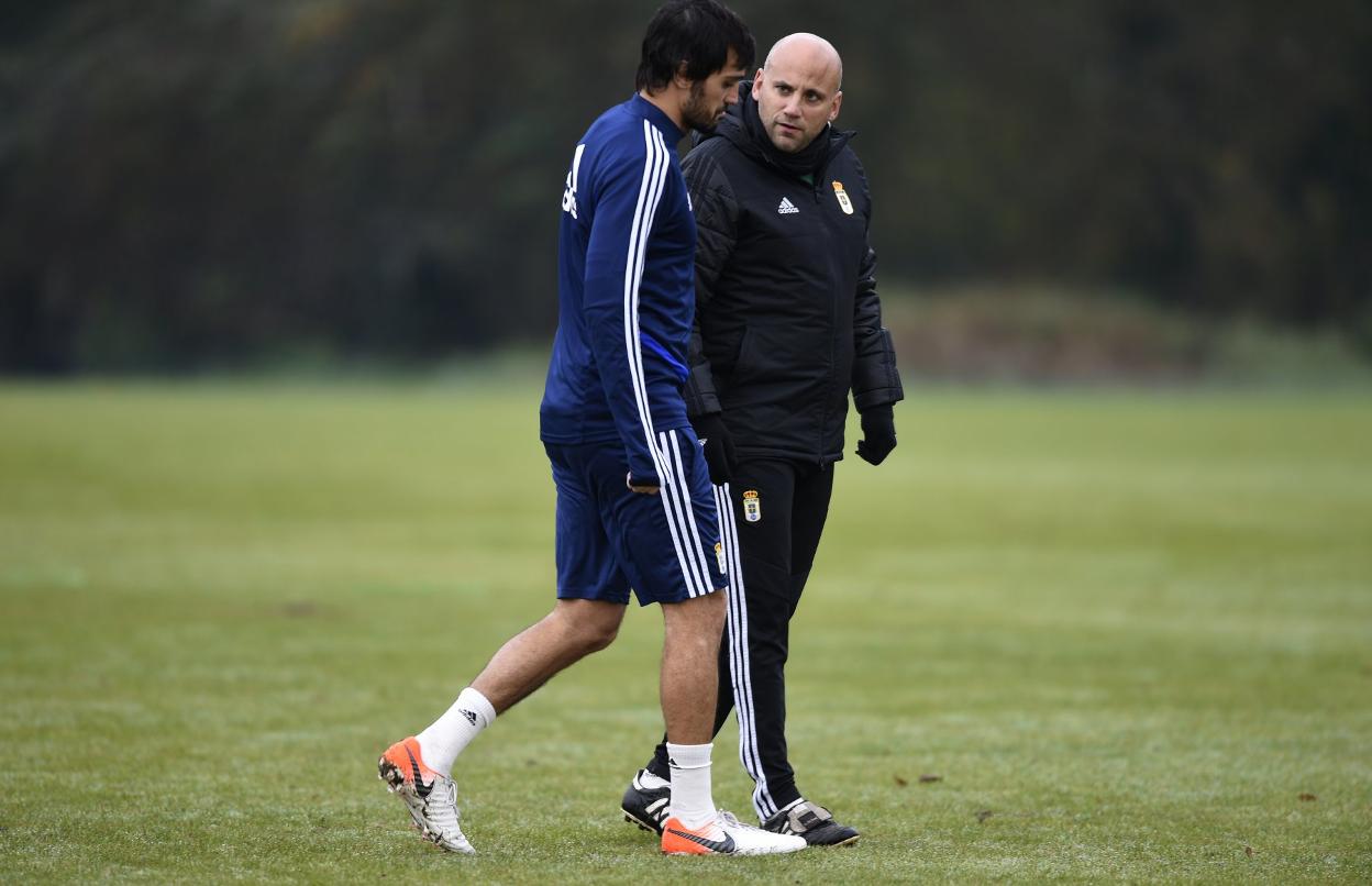Arribas habla con Rozada antes de dejar del entrenamiento.