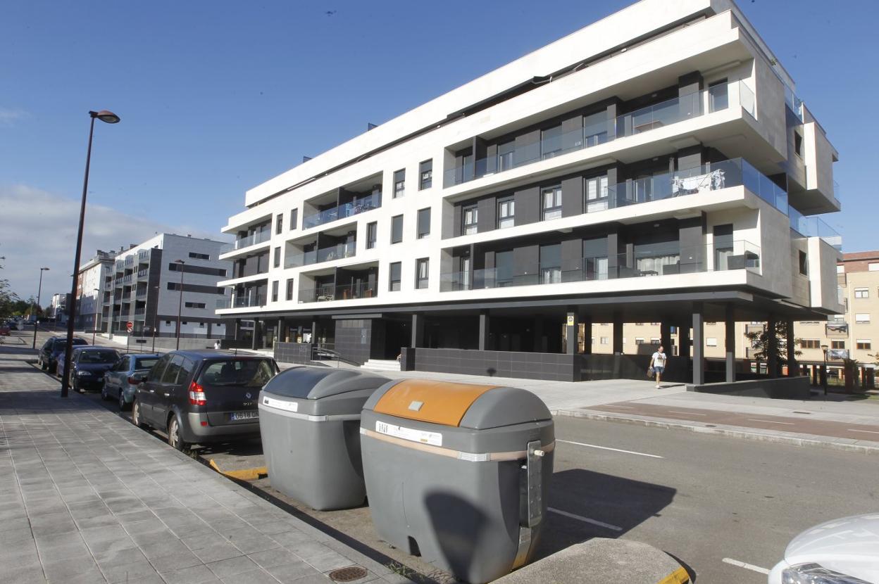 Contenedor donde fue hallado el bebé, frente al edificio donde residía la pareja. 