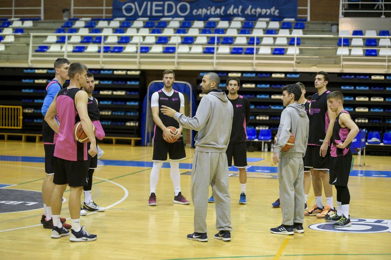 El técnico Javi Rodríguez da indicaciones a sus hombres durante un entrenamiento en Pumarín. 