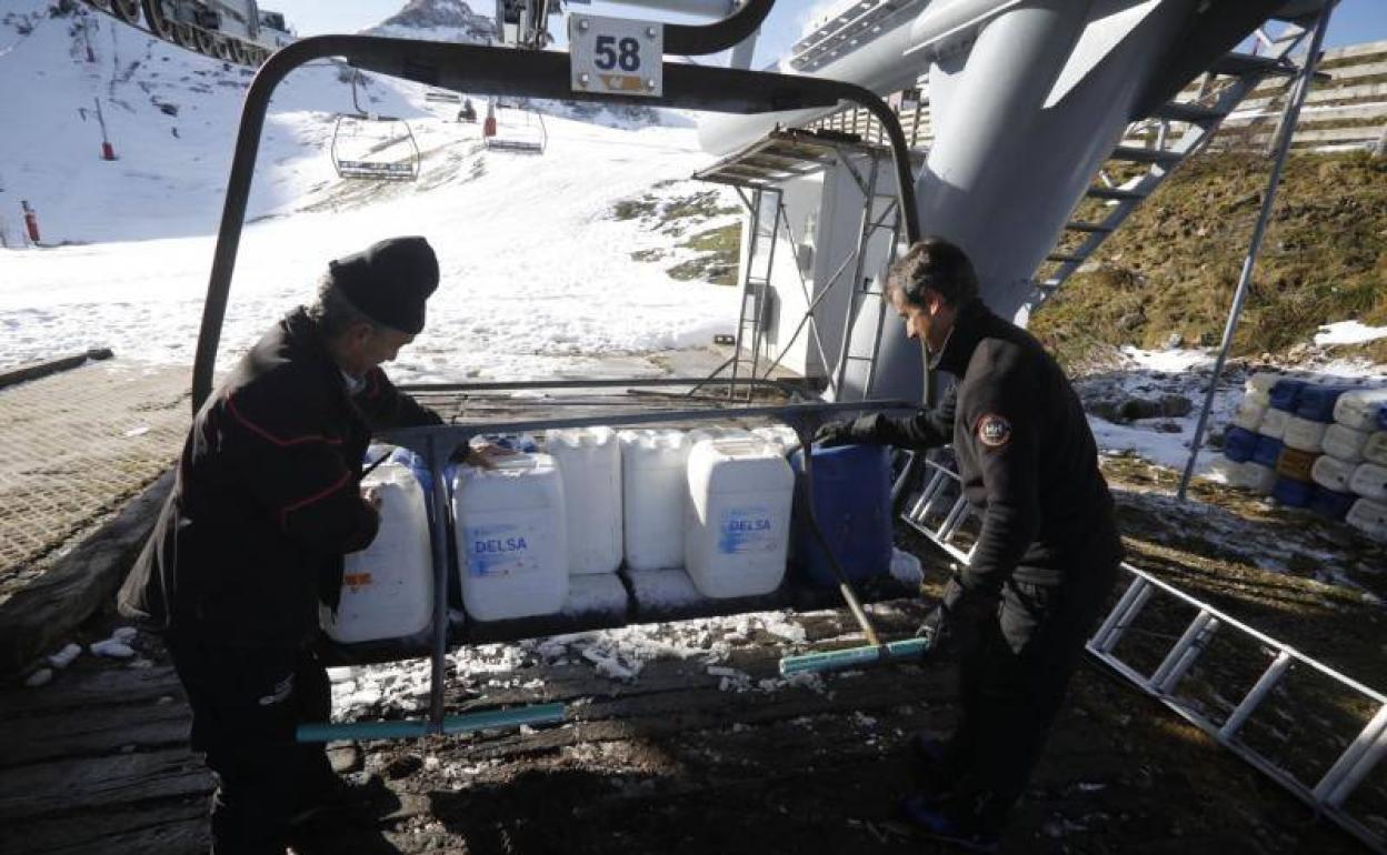 Pruebas de carga en los telesillas de la estación de esquí de Valgrande Pajares. 