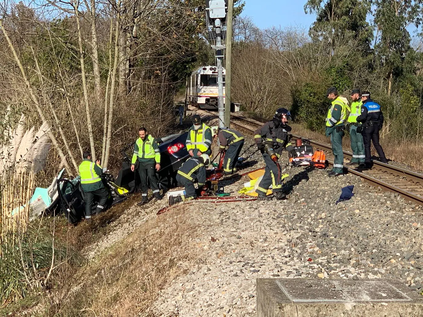 Un hombre y una mujer han resultado heridos de gravedad al ser arrollado el turismo en el que viajaban por un tren de pasajeros en Belmonte de Pría, en el concejo de Lllanes. 