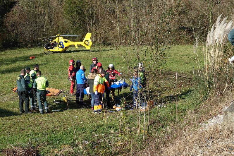 Un hombre y una mujer han resultado heridos de gravedad al ser arrollado el turismo en el que viajaban por un tren de pasajeros en Belmonte de Pría, en el concejo de Lllanes. 