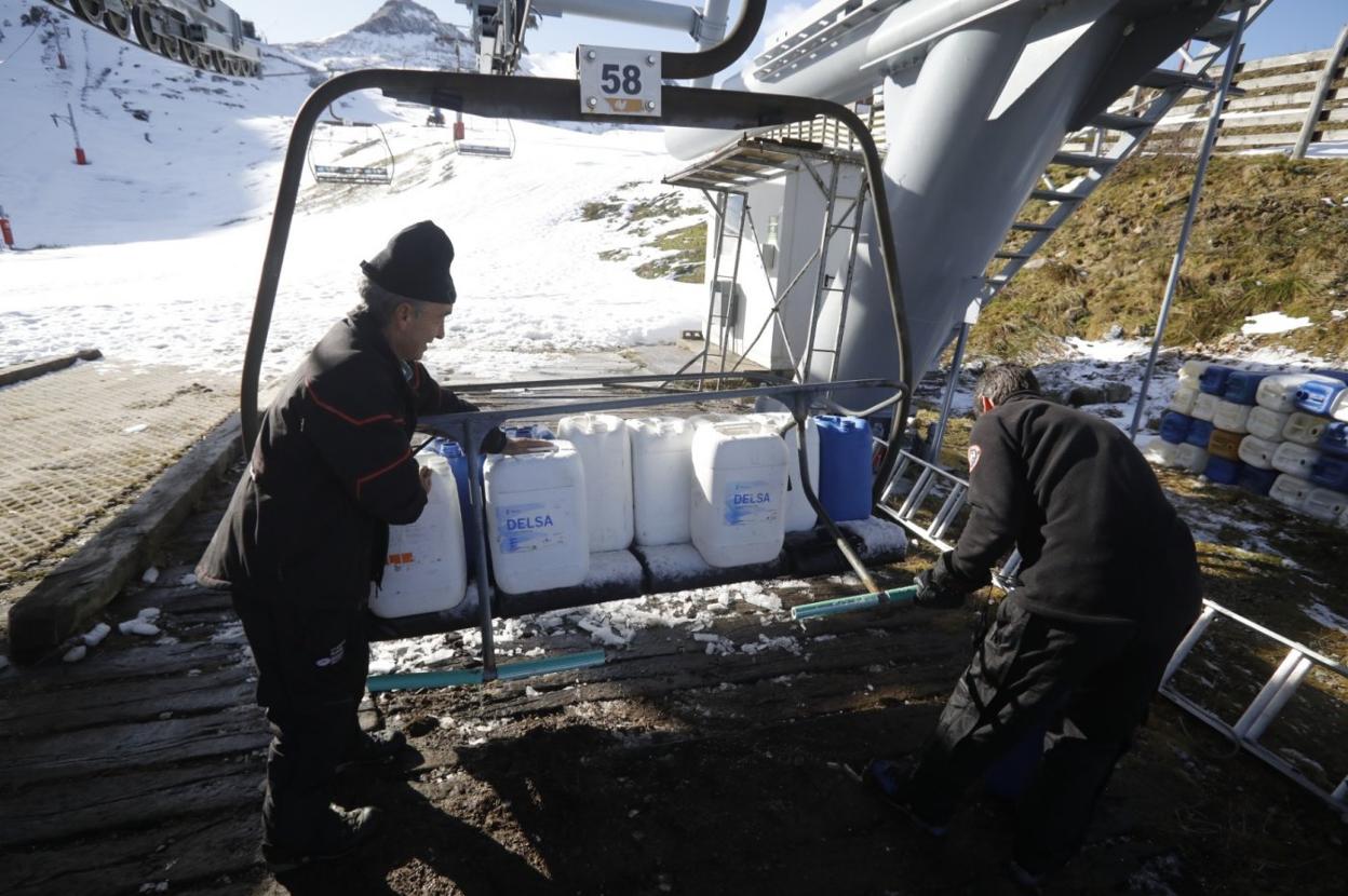 Trabajadores de la estación de Valgrande colocan pesos en una silla para la prueba. 