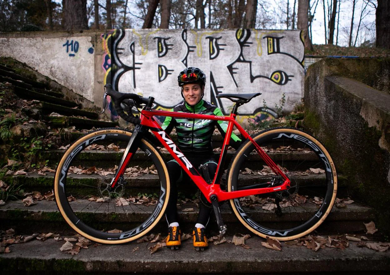 La ciclista de Viella, equipada para entrenarse, en el Parque La Acebera, de Lugones. 