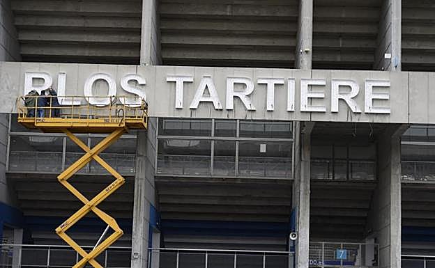 Los operarios descubren las nuevas letras del estadio del Real Oviedo.