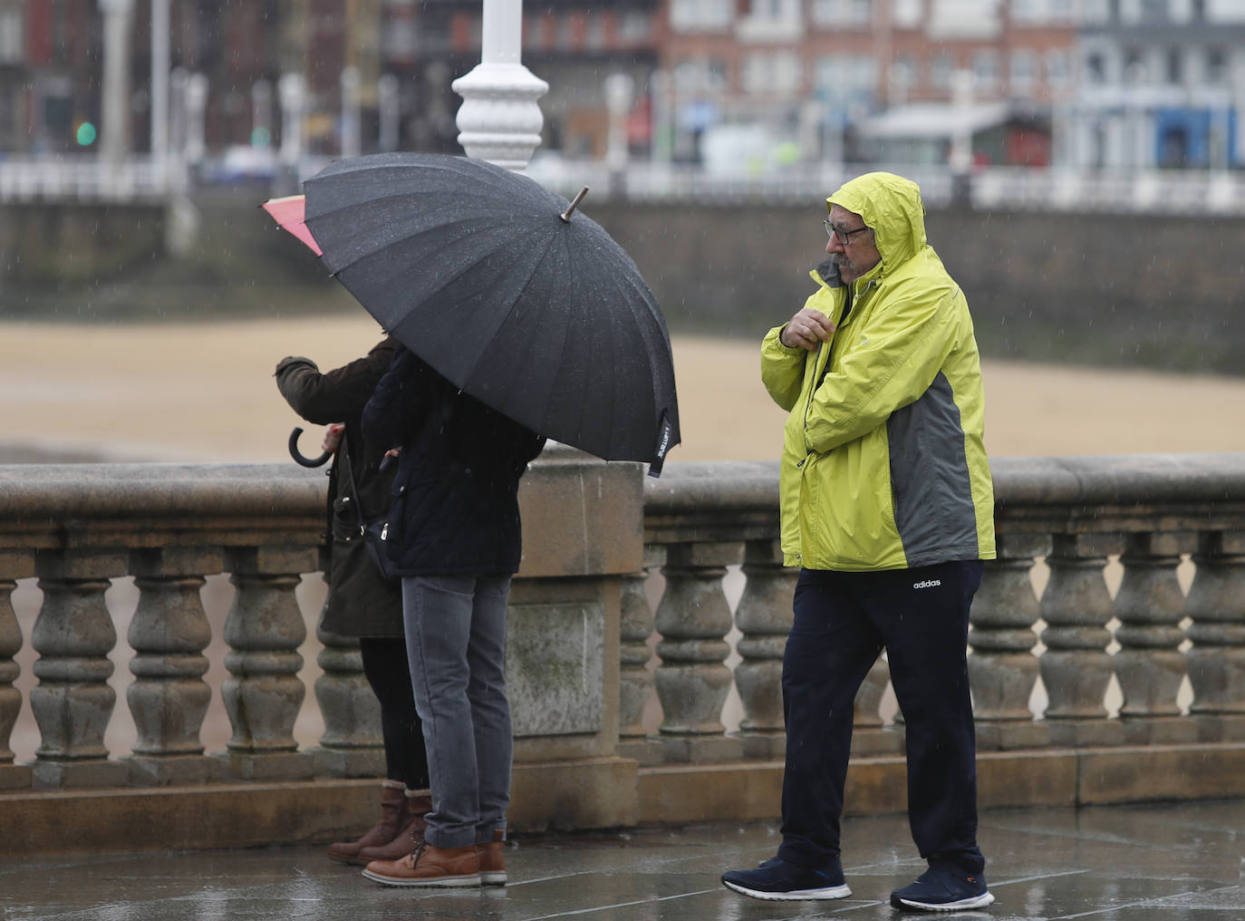 Fotos: El viento y las lluvias marcan el tiempo en Asturias