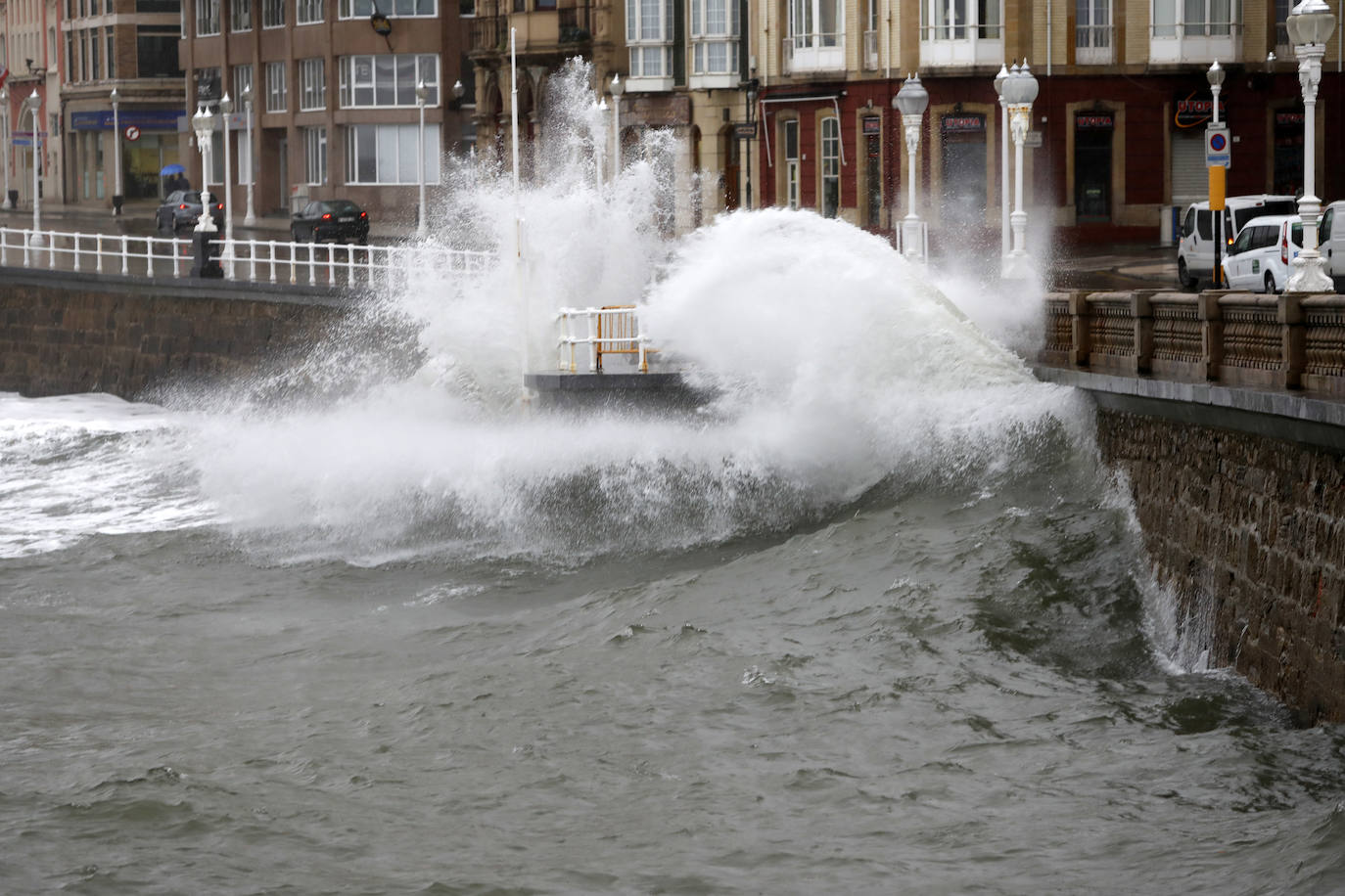 Fotos: El viento y las lluvias marcan el tiempo en Asturias