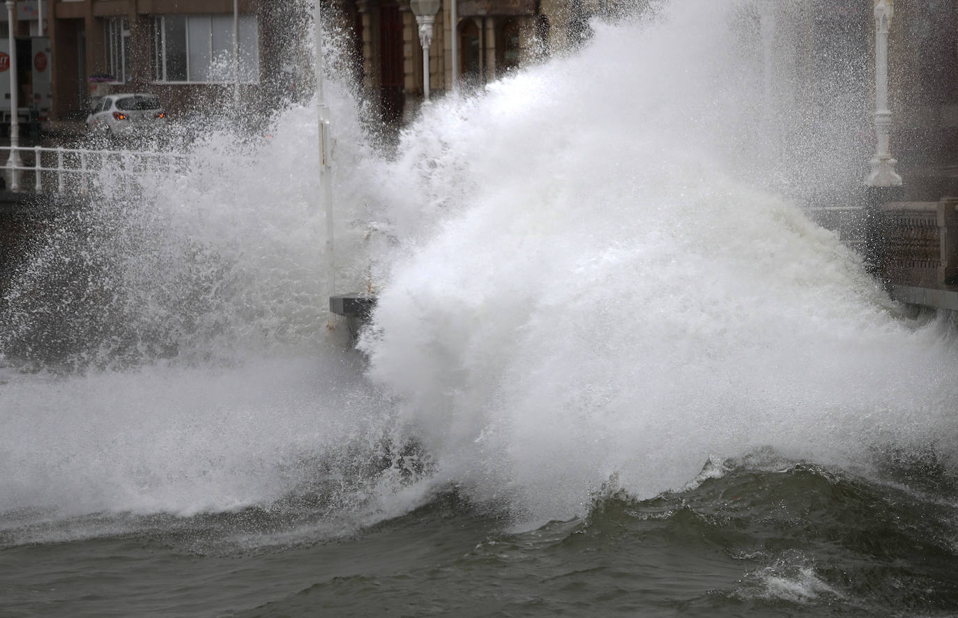 Fotos: El viento y las lluvias marcan el tiempo en Asturias